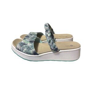 Bzees Womens Palm Print Slide Sandals With White Platform Sole & Braided Strap U